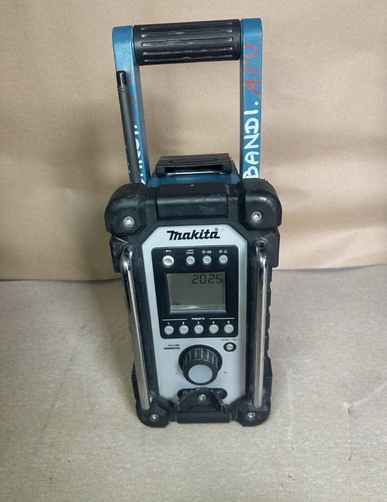 Makita DMR102 radio