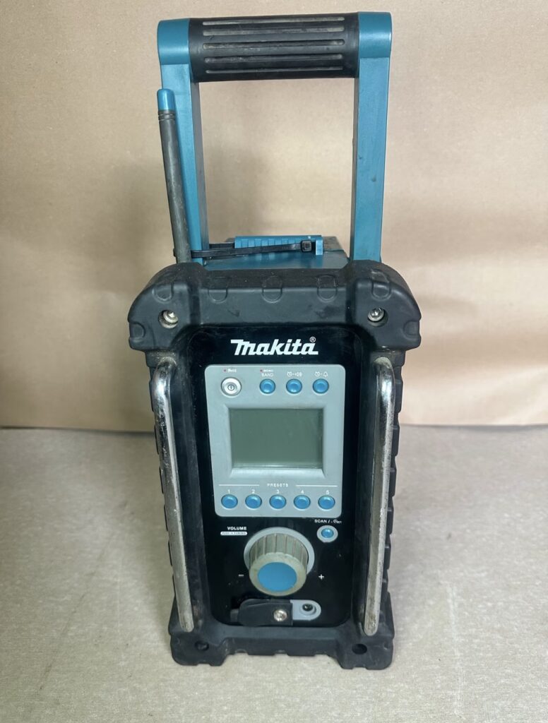 Makita BMR100 radio