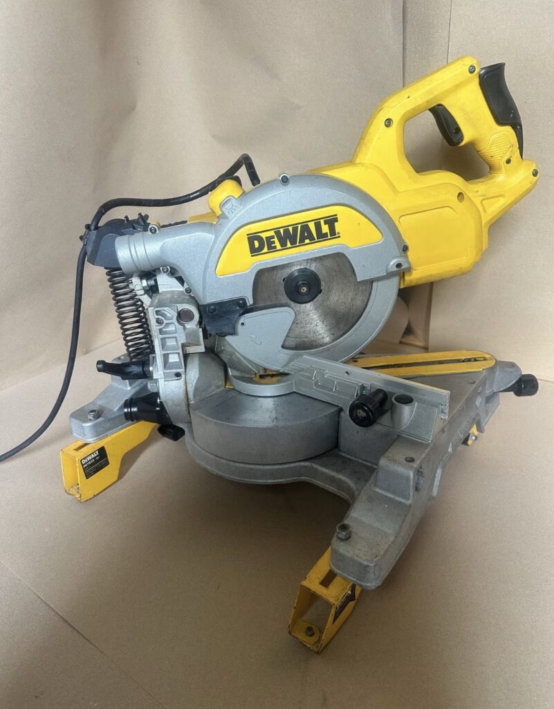 DeWalt DWS777 kap-/geringssav inkl. holdere